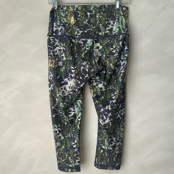 Lululemon Wunder Under Crop Full-On Luxtreme Floral Sport White Multi - Picture 7 of 7